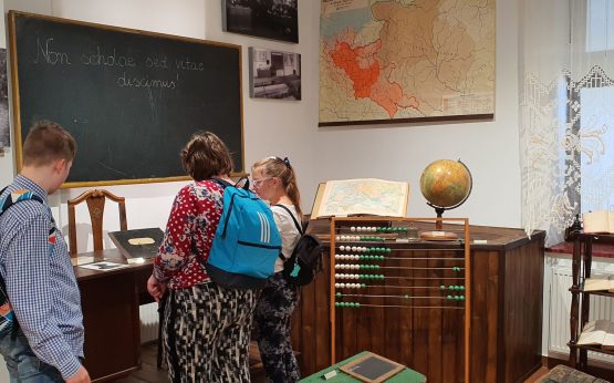 W SZKOLE NASZYCH DZIADKÓW – WIZYTA W MUZEUM REGIONALNYM W PILŹNIE