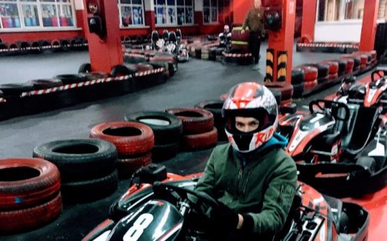 JAZDA NA GOKARTACH W PREZENCIE NA „MIKOŁAJKI”